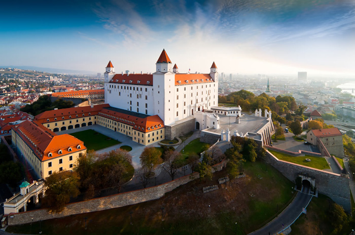 El castillo de Bratislava dominando la ciudad