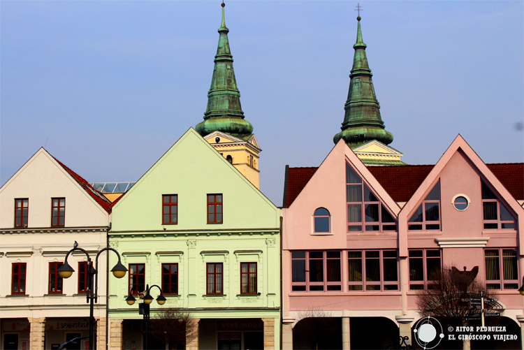 Casas de colores en la plaza de St Mary, en el centro de Zilina