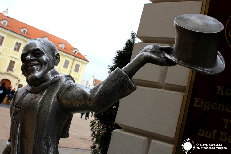 La estatua de Schöne Naci invitándonos a descubrir Bratislava