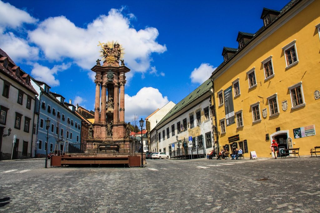 Plaza de la Santísima Trinidad y Columna de la Peste en Banská Stiavnica