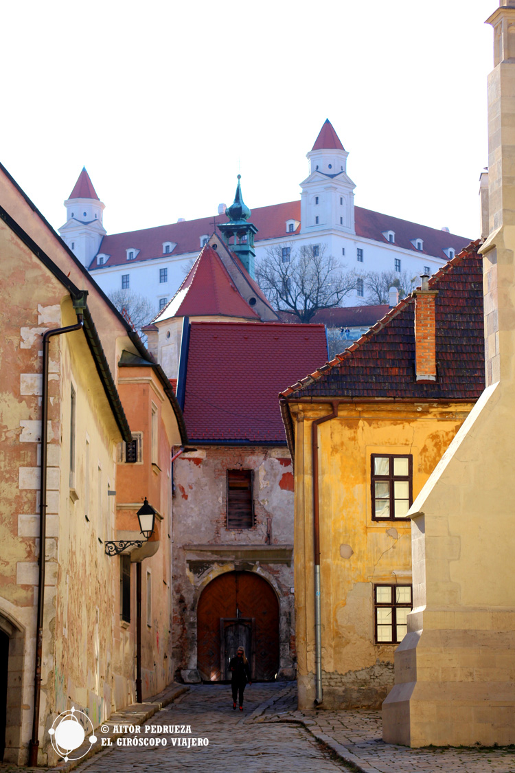 Calles de Bratislava con el castillo al fondo