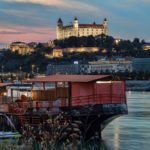 Vistas del Danubio y del castillo de Bratislava, capital de Eslovaquia
